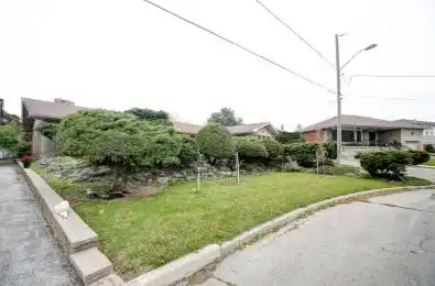 16 Carousel Court Toronto W04 Ontario M6B 3M1