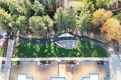 26 Lytham green Circle Unit# 8 Newmarket Ontario L3Y 0H5