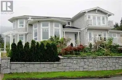 586 SILVERDALE Place North Vancouver British Columbia V7N2Z5