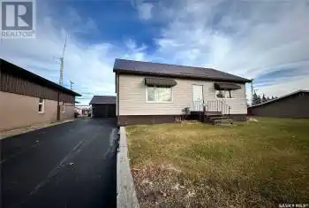 206 Wells AVENUE E, Langenburg, Saskatchewan S0A2A0, 4 Bedrooms Bedrooms, ,2 BathroomsBathrooms,All Houses,For Sale,206 Wells AVENUE E,SK988018