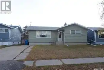 502 4th AVENUE E Unit# 502, Assiniboia, Saskatchewan S0H0B0, 3 Bedrooms Bedrooms, ,2 BathroomsBathrooms,All Houses,For Sale,502 4th AVENUE E,SK988150