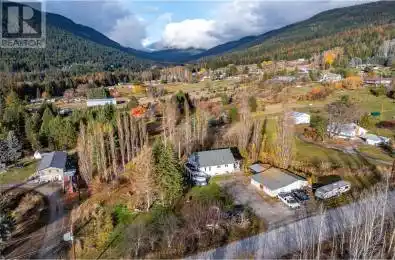 610 WYNNDEL Road Wynndel British Columbia V0B2N0